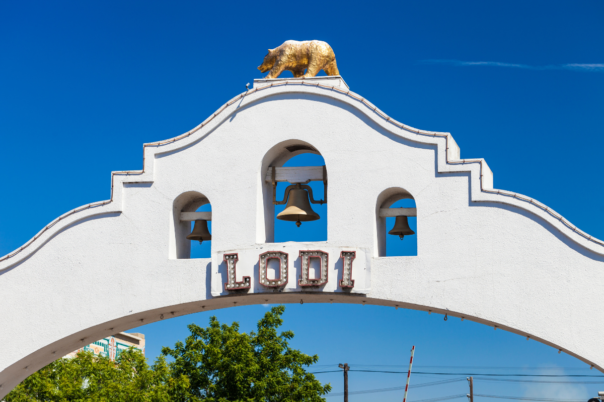 entry archway of lodi, ca